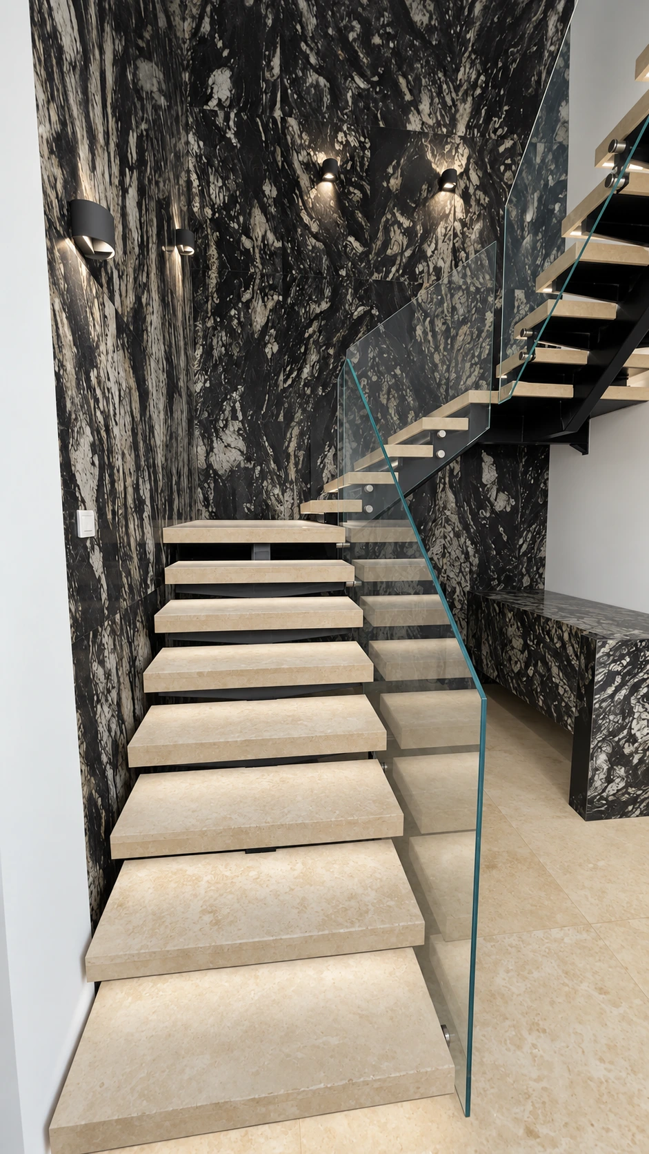 Scară interioară din piatră naturală cu trepte deschise și balustradă din sticlă
